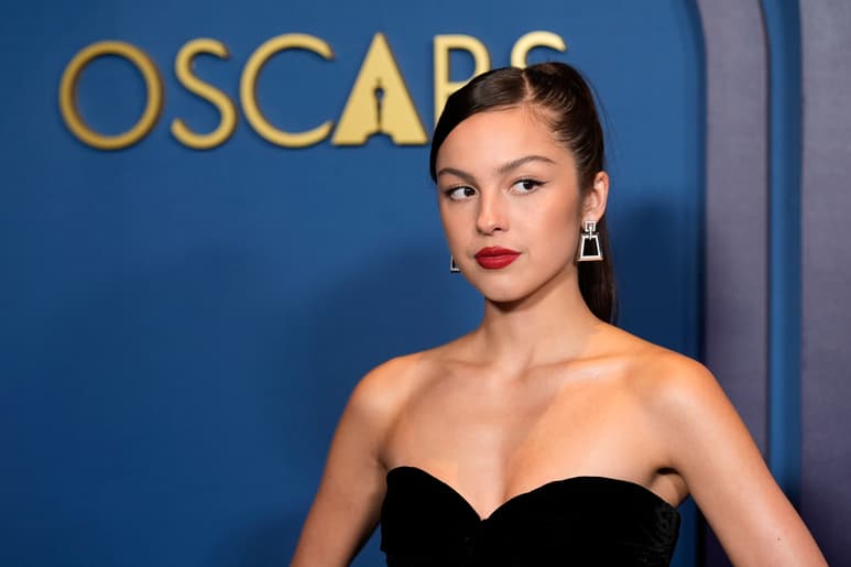Olivia Rodrigo llega a los Premios de los Gobernadores el martes 9 de enero de 2024 en el Dolby Ballroom en Los Angeles. (Foto AP/Chris Pizzello)