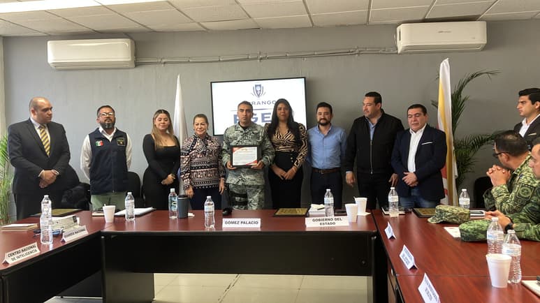 Cadena Oxxo entrega reconocimientos a representantes de las corporaciones policiacas de La Laguna de Durango