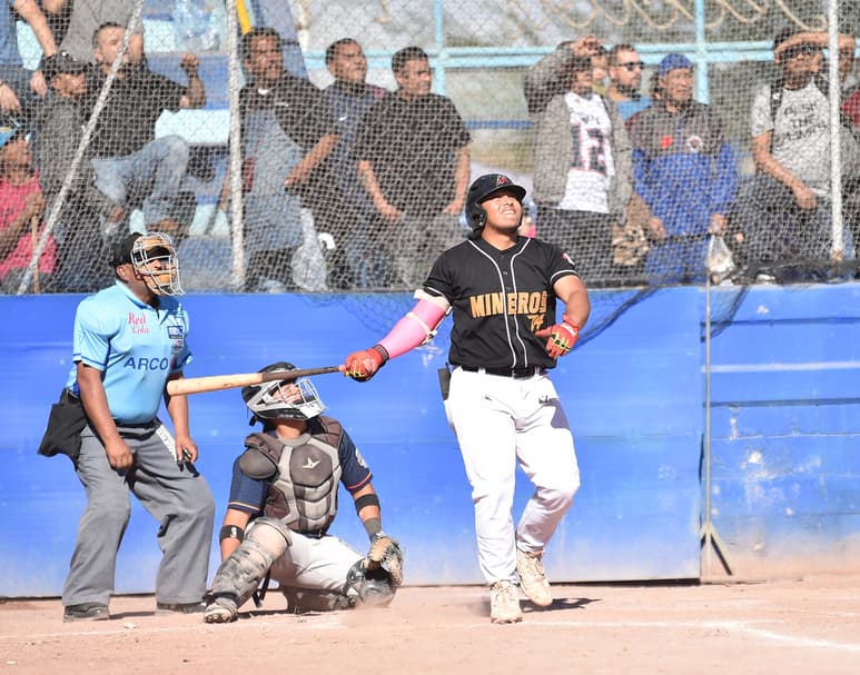 Ricardo Celis observa el viaje de la pelota, al pegar un Grand Slam que sería
decisivo (RAMÓN SOTOMAYOR)