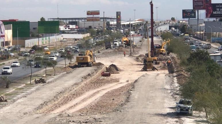 La ley de construcción establece un límite de 30 kilómetros por hora si se transita por una obra en proceso. (FERNANDO COMPEÁN / EL SIGLO DE TORREÓN)