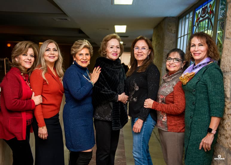 Lupita Morales de López festejó su cumpleaños junto a su hija Elizabeth López, su esposo Nazario López, su nuera Lulú Téllez, y sus nietos Lulú y Nazario López Téllez.- Érick Sotomayor Fotografía