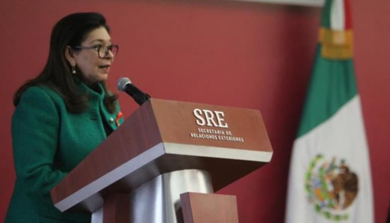La embajadora es miembro del Servicio Exterior Mexicano.