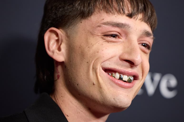 Así se mostró el cantante Peso Pluma durante la premiación de los Premios Grammys.