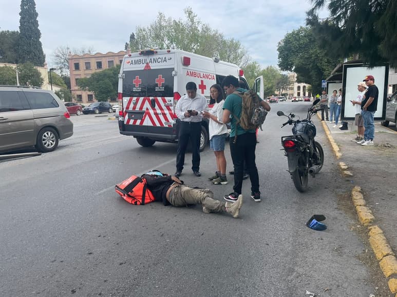 Arrolla a motociclista tras conducir sin precaución