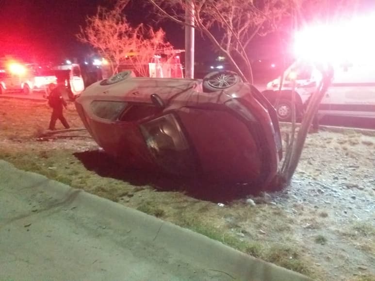 Pese al aparatoso del accidente, el conductor del vehículo logró salir de la unidad y huir, dejando el auto abandonado sobre el camellón.