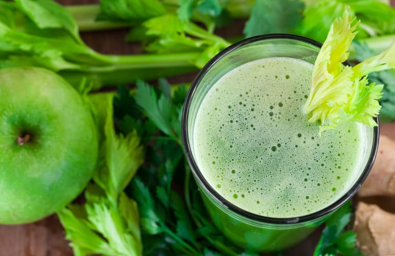 El jugo de apio y manzana verde ayuda a depurar los riñones.