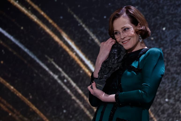 La actriz estadounidense Sigourney Weaver recibe el Goya Internacional durante la ceremonia de entrega de la 38 edición de los Premios Goya celebrada este sábado en Valladolid. EFE/Chema Moya