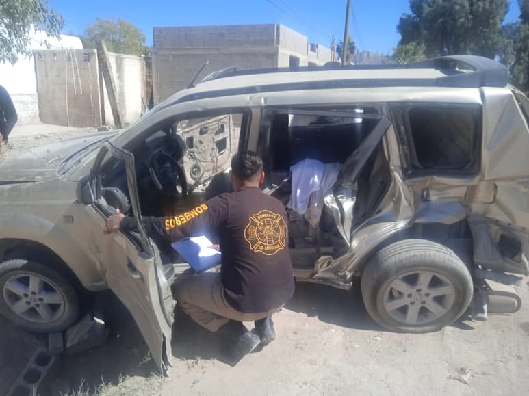 Agentes de Protección Civil y Bomberos de Lerdo acudieron de inmediato al lugar del accidente. (EL SIGLO DE TORREÓN)