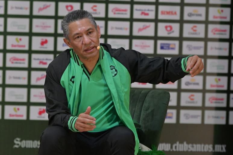 Ignacio Ambriz desde el Estadio Corona. (RAMÓN SOTOMAYOR)