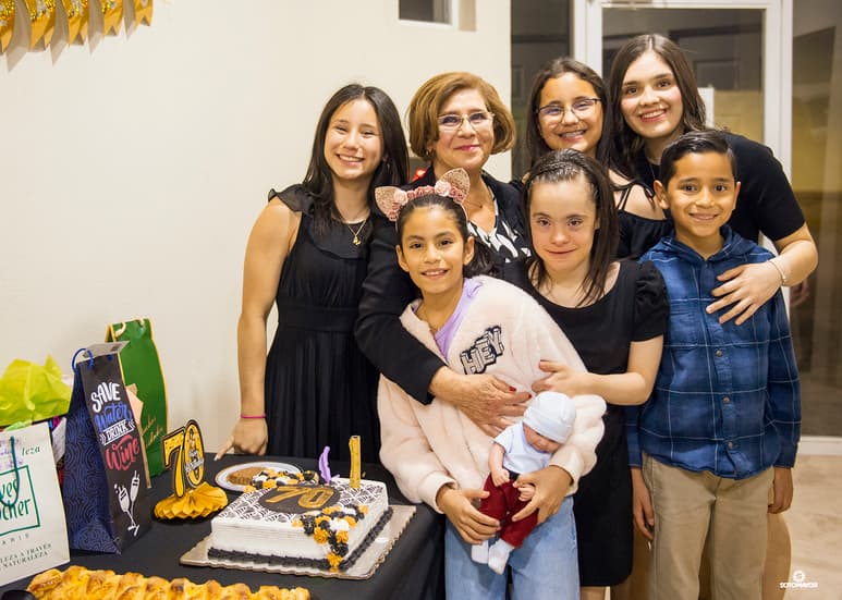 La festejada junto a sus nietos.