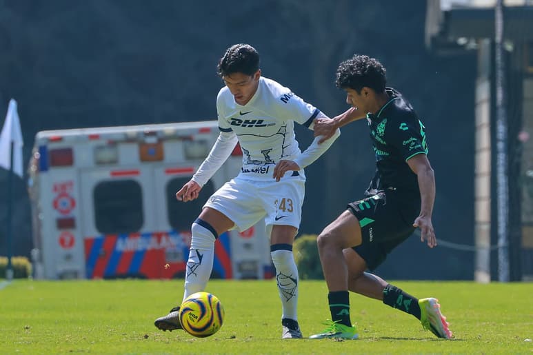 Juveniles de Pumas y Santos en la cancha. (CORTESÍA)