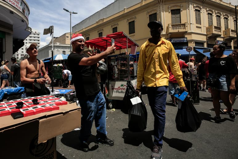 Personas realizan compras en Sao Paulo. (ARCHIVO)