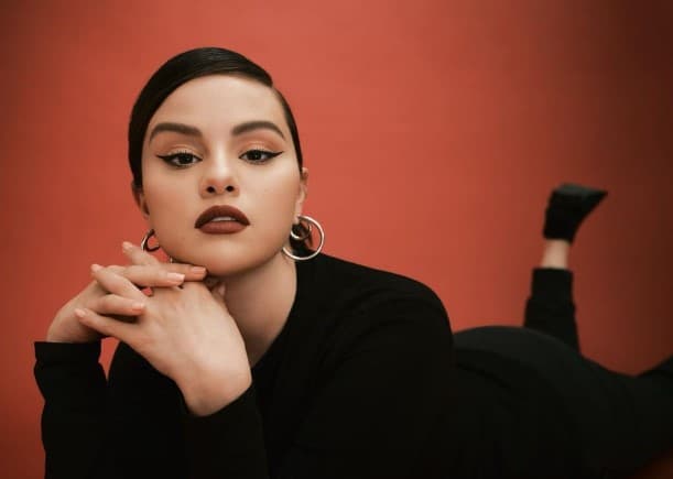 Selena Gomez conquista París en minifalda negra con abertura