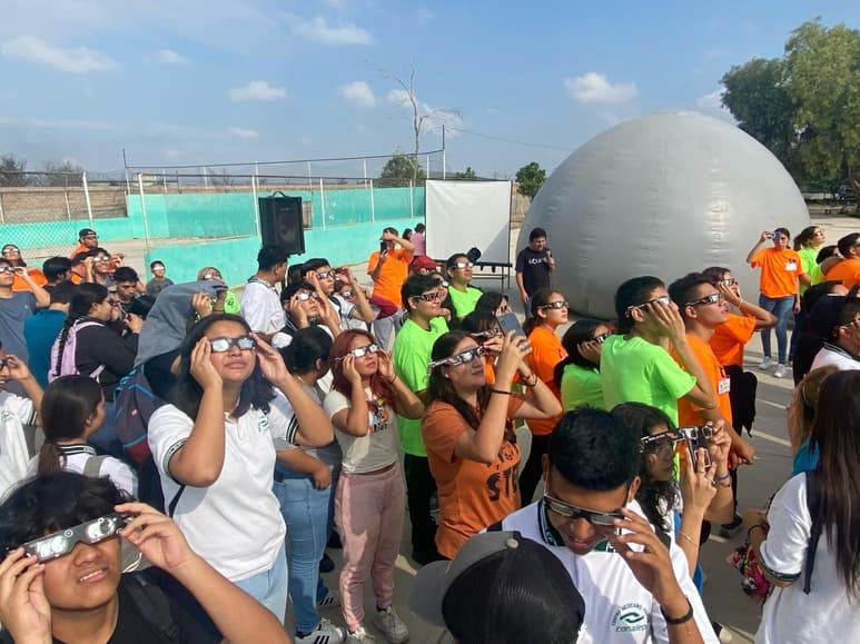 Desde el año pasado han estado realizando actividades como parte de la 'ruta eclipse', por lo que el día del evento, la asociación civil transmitirá en vivo desde el Conalep a través de plataformas. (CORTESÍA)