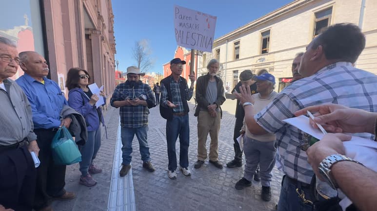En una muestra de solidaridad y clamor por la paz, un pequeño grupo de descendientes de Palestina se congregaron hoy, en una manifestación pacífica, en el centro de la ciudad, para exigir el cese de los bombardeos y la violencia en la región de Medio Oriente.