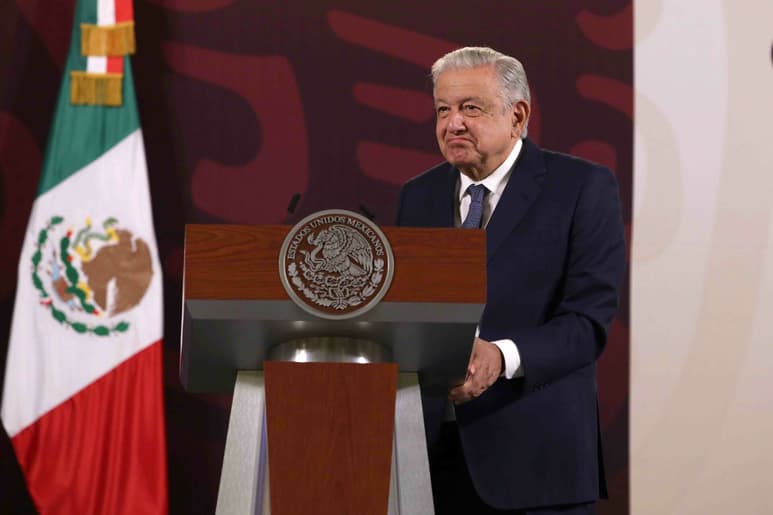 El presidente Andrés Manuel López Obrador calificó como 'una actitud prepotente y autoritaria', el que YouTube haya bajado la conferencia del 22 de febrero en donde difundió el celular de Natalie Kitroeff, coautora del reportaje publicado en el periódico The New York Times en el que señala de que funcionarios cercanos al presidente y sus hijos podrían haber recibido dinero del crimen organizado.