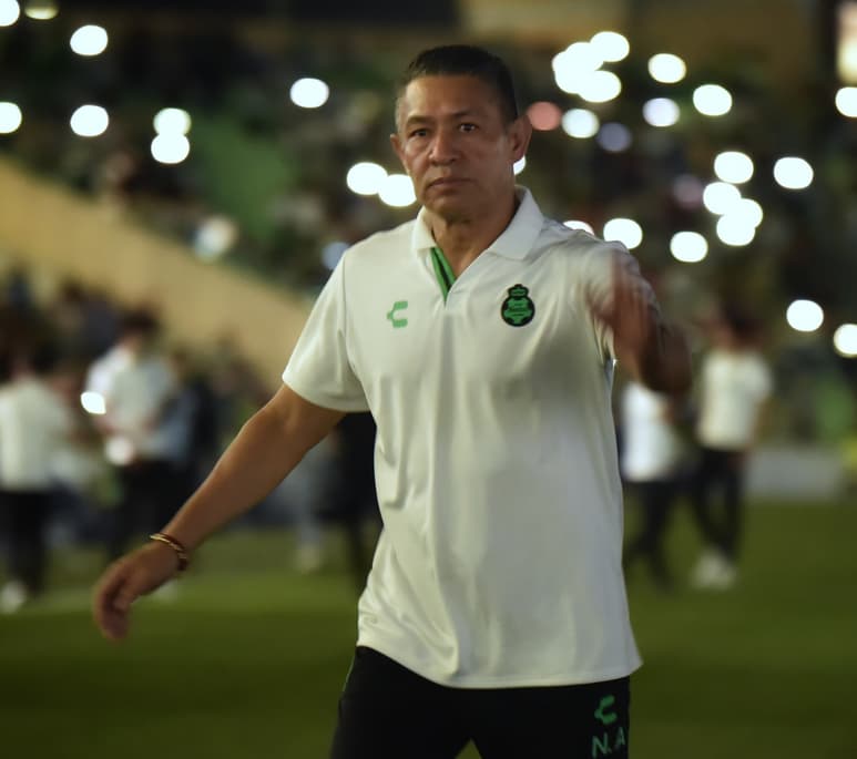 El entrenador albiverde dirigió su tercer partido con la escuadra albiverde y obtuvo su primera victoria, al presentarse en casa.