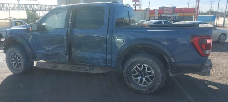 Pick Up marca Ford, color gris, modelo 2023.