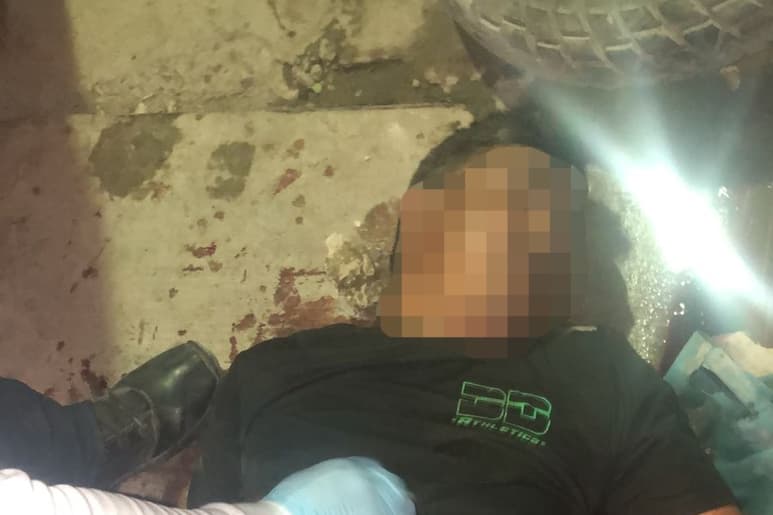 Tres hermanos fueron atacados a balazos tras reclamar a hombre por acosar a una de sus esposas; uno murió en el lugar y los otros dos resultaron heridos.