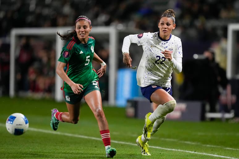 La atacante estadounidense Trinity Rodman (22) y la zaguera mexicana Karen Luna (5) pugnan por el balón en el partido de la Copa Oro femenina de la CONCACAF, el lunes 26 de febrero de 2024, en Carson, California. (AP Foto/Ryan Sun)