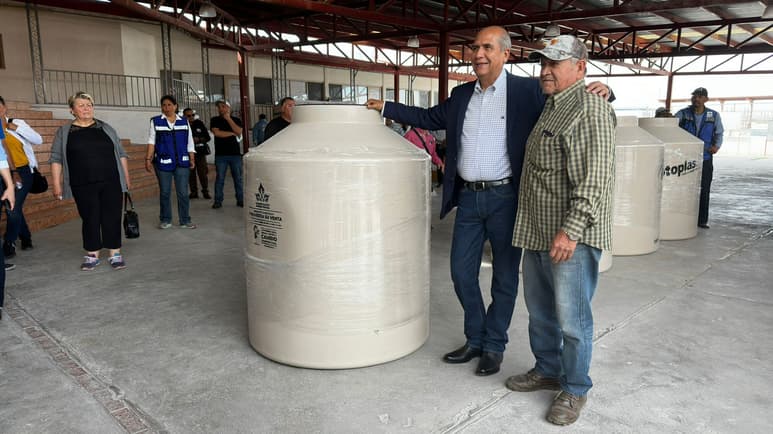 El ayuntamiento de Monclova en coordinación con la Congregación Mariana Trinitaria entrega tinacos subsidiados. (SERGIO A. RODRÍGUEZ)