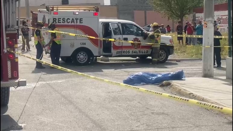 Muere hombre electrocutado al trepar un poste