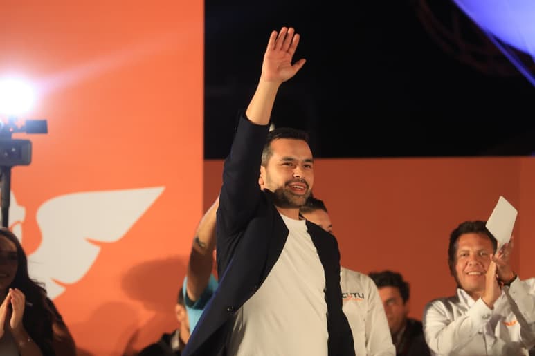 Decenas de jóvenes simpatizantes del partido naranja se reunieron en Gastro Park, en Hermosillo, Sonora, para escuchar en su segundo día de campaña a su candidato presidencial, Jorge Álvarez Máynez.