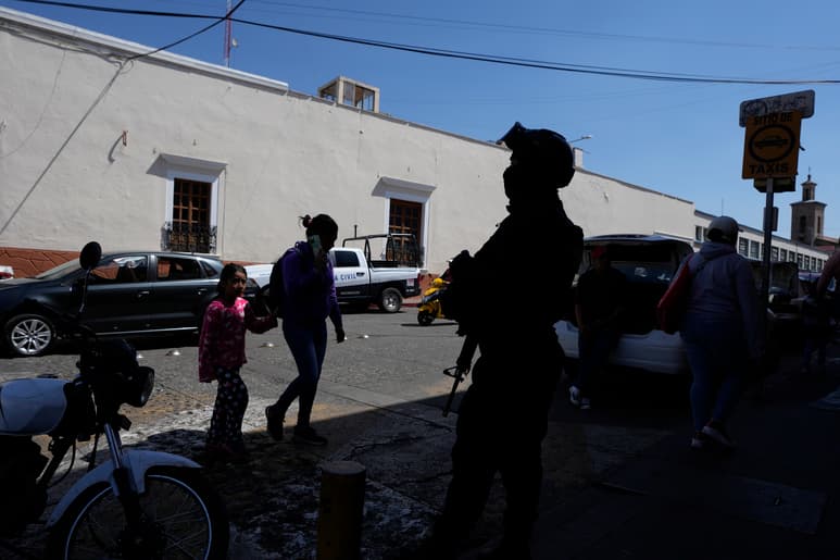 Un agente policial municipal hace guardia en Maravatío, en el estado de Michoacán, México, el martes 27 de febrero de 2024. Dos aspirantes a alcalde de esta ciudad fueron asesinados a tiros el día anterior con horas de diferencia en eventos separados, y poco antes del inicio de la campaña para las elecciones generales del 2 de junio. (AP Foto/Fernando Llano)
