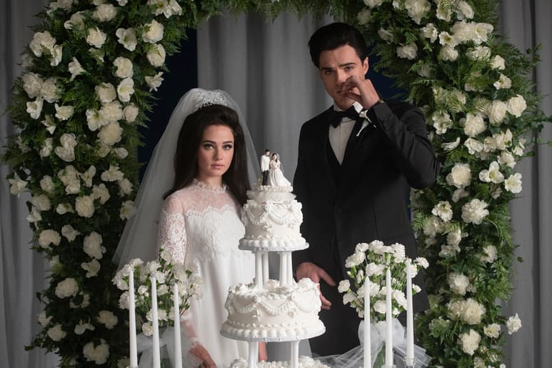 En esta imagen proporcionada por A24, Jacob Elordi como Elvis, derecha, y Cailee Spaeny como Priscilla, en una escena de 'Priscilla'. (Philippe Le Sourd/A24 vía AP)