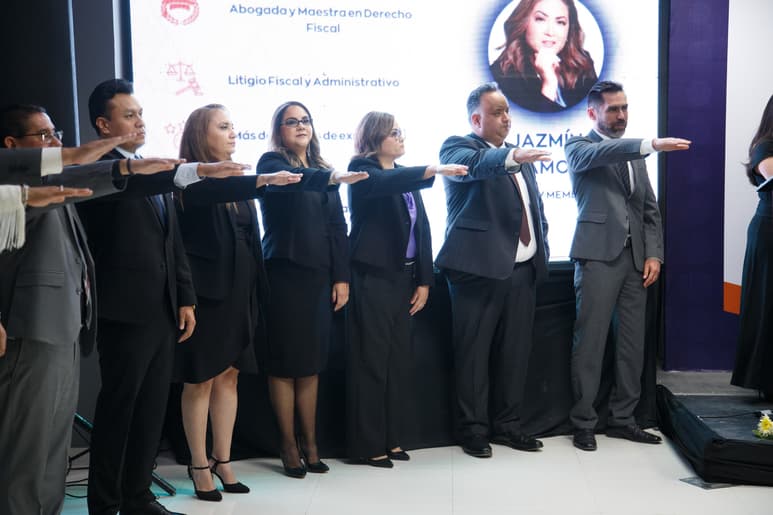 Momento en que se realizó la toma de protesta del Consejo Directivo 2024-2025 (EL SIGLO DE TORREÓN / ENRIQUE CASTRUITA)
