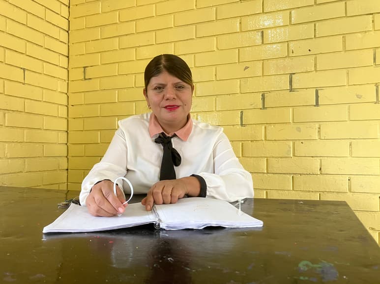 La docente Perla Martínez es originaria de Madero y madre soltera de una niña de seis años.