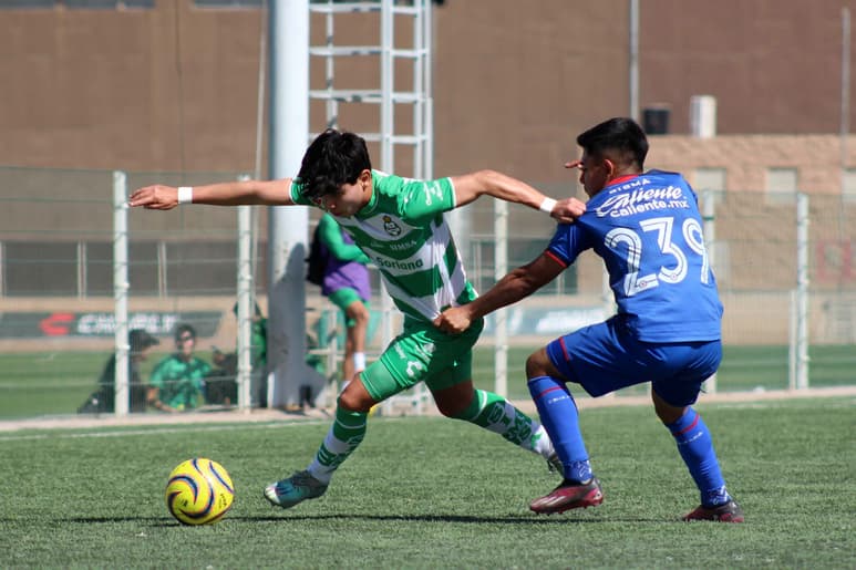 Los equipos juveniles Sub-18 de Santos Laguna y Cruz Azul, se enfrentaron esta mañana en actividad de la jornada 11 del Torneo Clausura 2024.