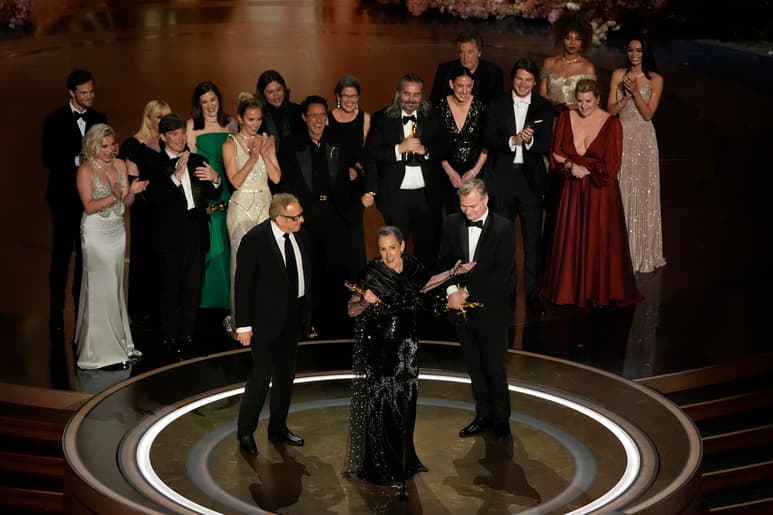 El elenco y el equipo de 'Oppenheimer' reciben el premio a mejor película en los Oscar el domingo 10 de marzo de 2024, en el Teatro Dolby en Los Ángeles. (Foto AP/Chris Pizzello)