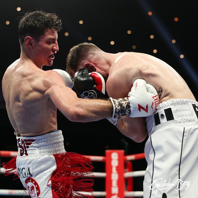 El ídolo de San Mateo Atenco, Estado de México, William “Camarón” Zepeda, dejo en claro que es un fuerte candidato a conquistar un campeonato del mundo, luego de derrotar por la vía del nocaut en cuatro episodios, al británico Maxi Hughes, en duelo eliminaron por las coronas mundiales IBF y WBA de peso Ligero, en The Cosmopolitan of Las Vegas, Nevada.
