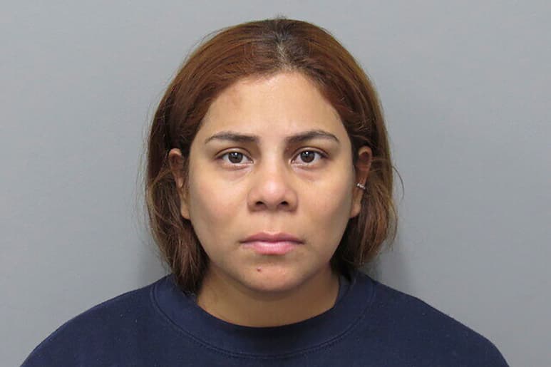 Esta fotografía de fichaje difundida por el Departamento de Policía del condado de Cuyahoga, Ohio, se ve a Kristel Candelario, de Cleveland. (Departamento de Policía del condado de Cuyahoga vía AP, Archivo)