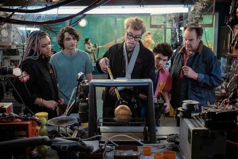 En esta imagen proporcionada por Columbia Pictures, de izquierda a derecha, Celeste O'Connor, Finn Wolfhard, James Acaster, Logan Kim y Dan Aykroyd en una escena de 'Ghostbusters: Frozen Empire'. (Jaap Buitendijk/Columbia Pictures/Sony vía AP)