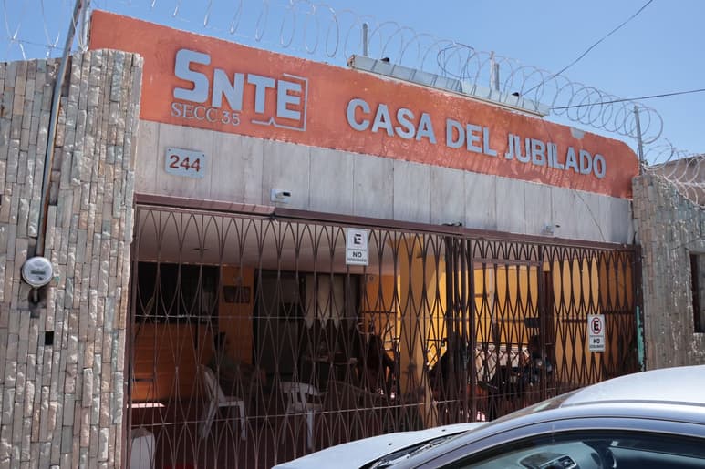 Debido a la disputa del edificio de la Casa del Jubilado de la Sección 35 del SNTE de Gómez Palacio, ayer domingo, se armó tremenda trifulca en la que estuvo involucrado el líder sindical, Arturo Díaz González así como José Ángel Luna, actual secretario general de la delegación D-IV-IV de Jubilados y Pensionados y Gloria Vázquez, su antecesora. Hubo empujones, gritos, vidrios rotos, forcejeos e insultos y hasta se aventaron agua.