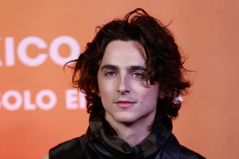 Más de cuatro años después de anunciarse el proyecto, Searchlight Pictures (Disney) confirmó este martes el comienzo del rodaje de 'A complete unknown', un filme sobre Bob Dylan dirigido por James Mangold y protagonizado por Timothée Chalamet.