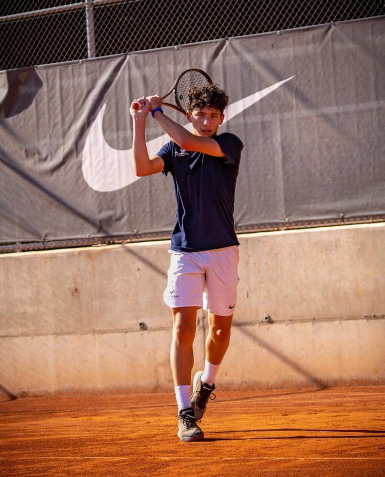 Desde temprana edad, Luis Andrés ha practicado el 'Deporte Blanco', siempre con deseos de crecer en su nivel y su técnica; ahora mismo se entrena en la Rafa Nadal Academy, de Mallorca, España.
