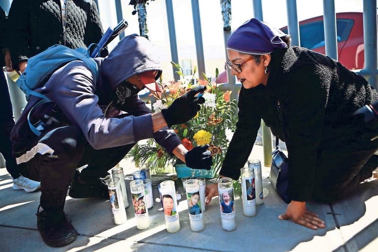 A un año del siniestro en la estación migratoria de Juárez, los 27 sobrevivientes todavía sufren secuelas y no han sido indemnizados; ONG critican que Francisco Garduño siga en el organismo. Foto: Agencia EL UNIVERSAL/Archivo/EELG