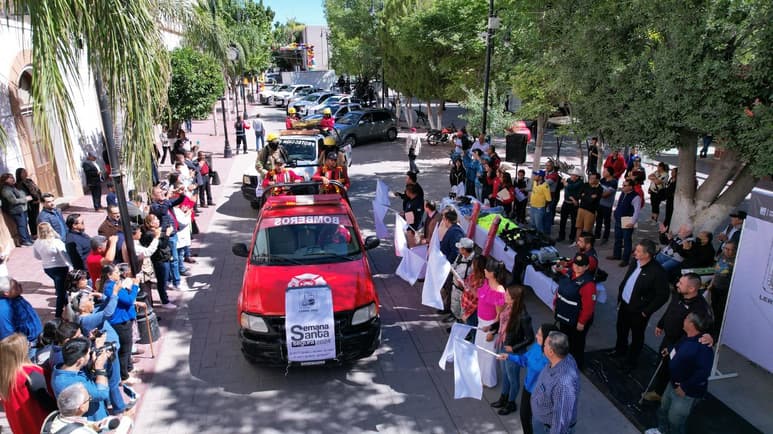 El banderazo simbólico se llevó a cabo en el Paseo Sarabia, frente a la Presidencia Municipal.