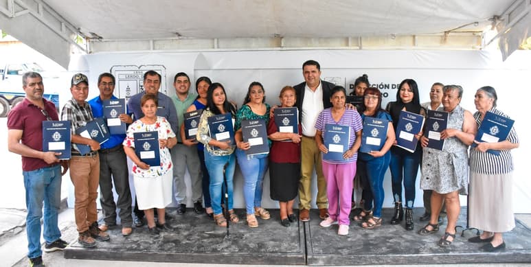 Con la entrega de escrituras se brinda certeza legal al patrimonio de los beneficiados.