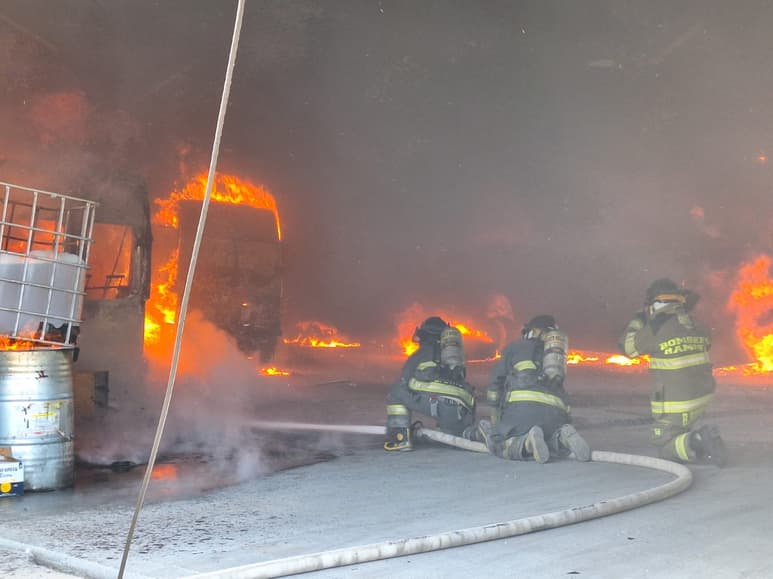 Reducidas a cenizas siete unidades tras fuerte incendio en taller de reparación