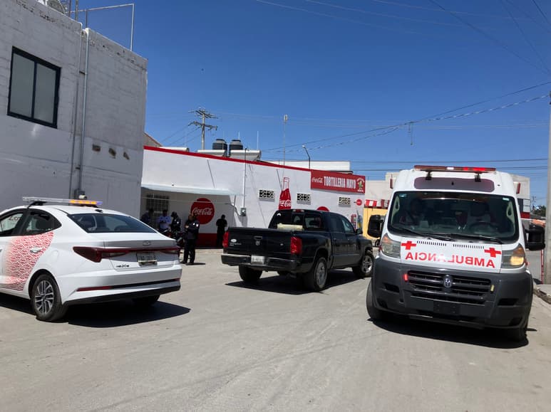 Con lesiones leves terminó un motociclista, luego de que fue impactado por el conductor de una camioneta.
El accidente se originó en la calle Del Abasto y Del Pasaje, en la colonia Villas la Merced, al oriente de Torreón.
Las unidades involucradas son; una camioneta Dodge Pickup en color negro y una motocicleta en Yamaha, del mismo color.
Las autoridades informaron que las unidades circulaban en sentido contrario, ya que la vialidad es de doble sentido pero el conductor de la camioneta invadió ligeramente el carril e impactó al motociclista. (EL SIGLO DE TORREÓN)