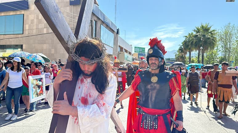 Bajo un fuerte sol, Monclova vive la pasión de Cristo en el Viacrucis