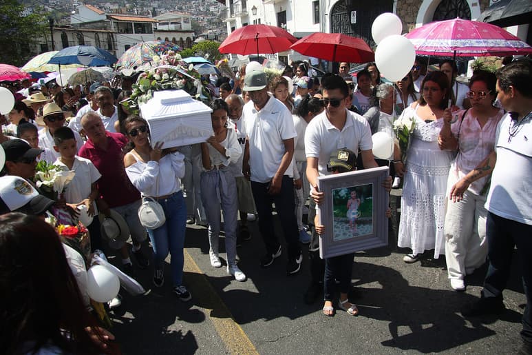 Con globos blancos, dan el último adiós a la pequeña Camila