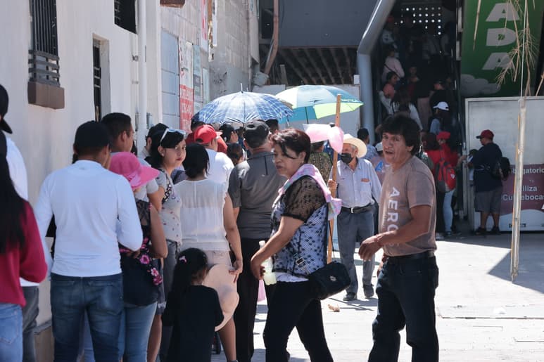 Este viernes, después del mediodía, la larga fila era tal que llegaba hasta la calle Matamoros y Treviño.