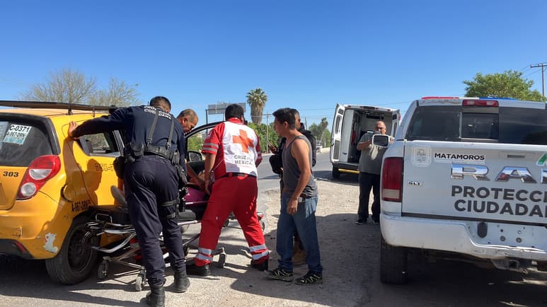 El taxi estaba a un lado de la carretera cuando la otra unidad lo chocó.