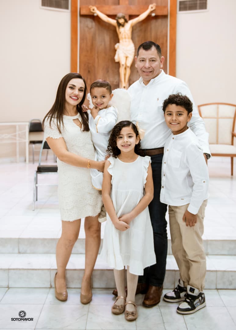 Mauricio Rodríguez De la Torre acompañado de sus papás Dr. Jaime Rodríguez y Dra. Jéssica De la Torre, y sus hermanos Fernanda y Jaime Rodríguez De la Torre.- Érick Sotomayor
