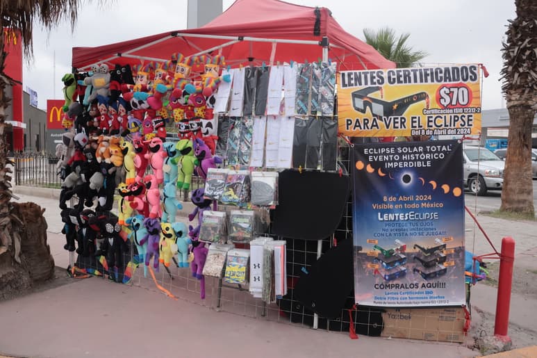Las dependencias municipales exhortan a la población a denunciar la venta de lentes 'piratas' o que no estén certificados. (EL SIGLO DE TORREÓN)